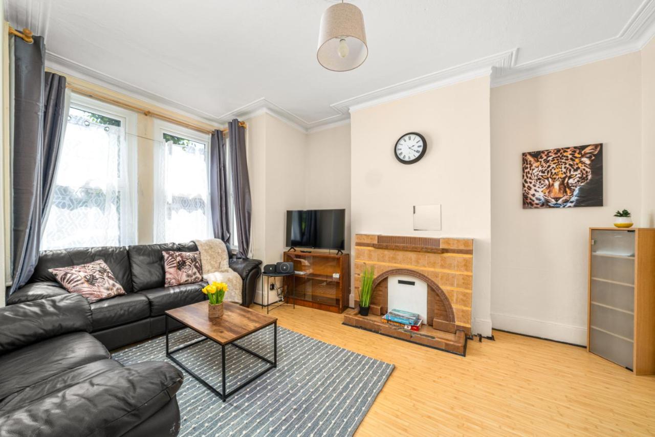 Homely 4-Bedroom Home With 2 Baths & Free Parking Londra Esterno foto