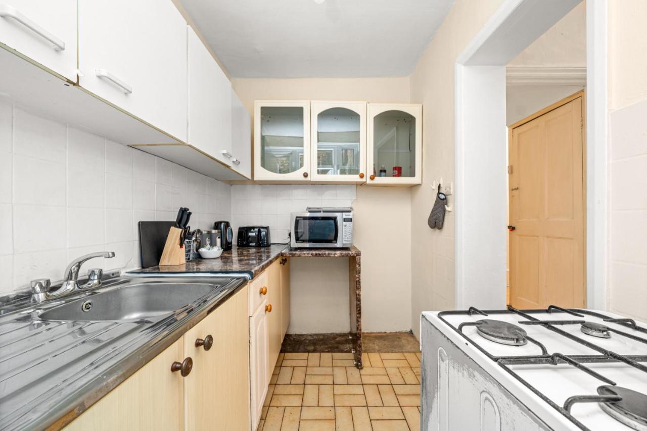Homely 4-Bedroom Home With 2 Baths & Free Parking Londra Esterno foto