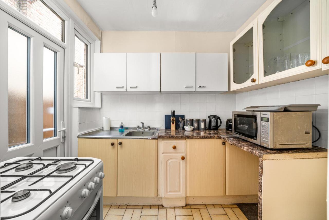 Homely 4-Bedroom Home With 2 Baths & Free Parking Londra Esterno foto
