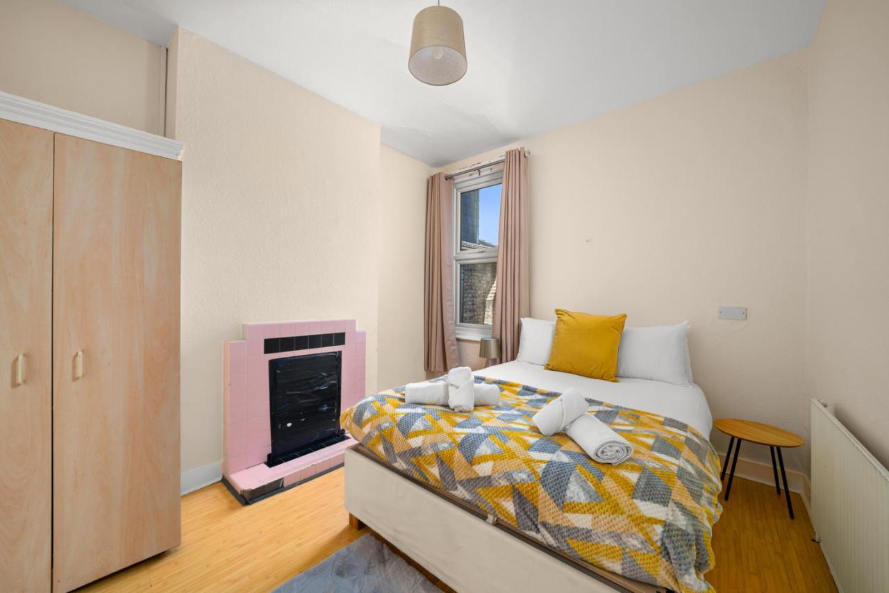 Homely 4-Bedroom Home With 2 Baths & Free Parking Londra Esterno foto