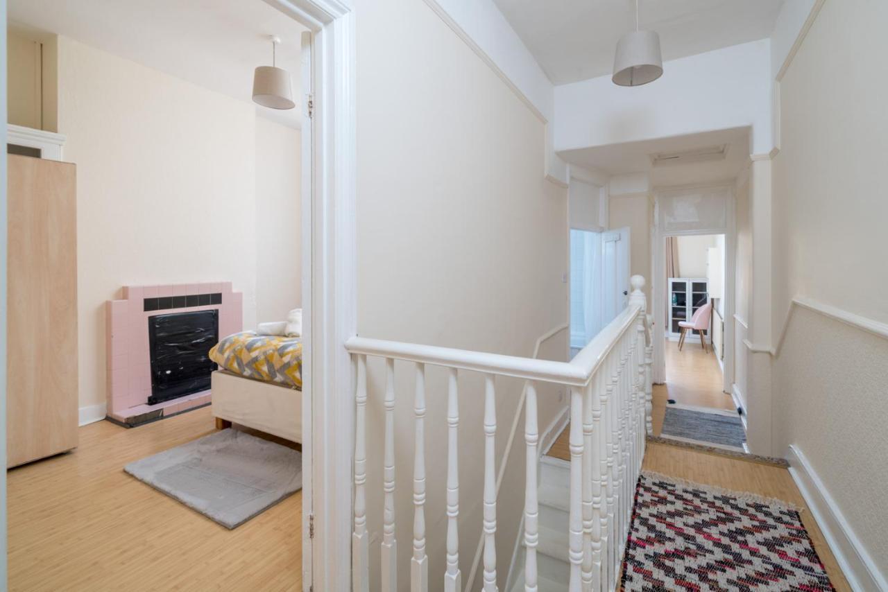Homely 4-Bedroom Home With 2 Baths & Free Parking Londra Esterno foto