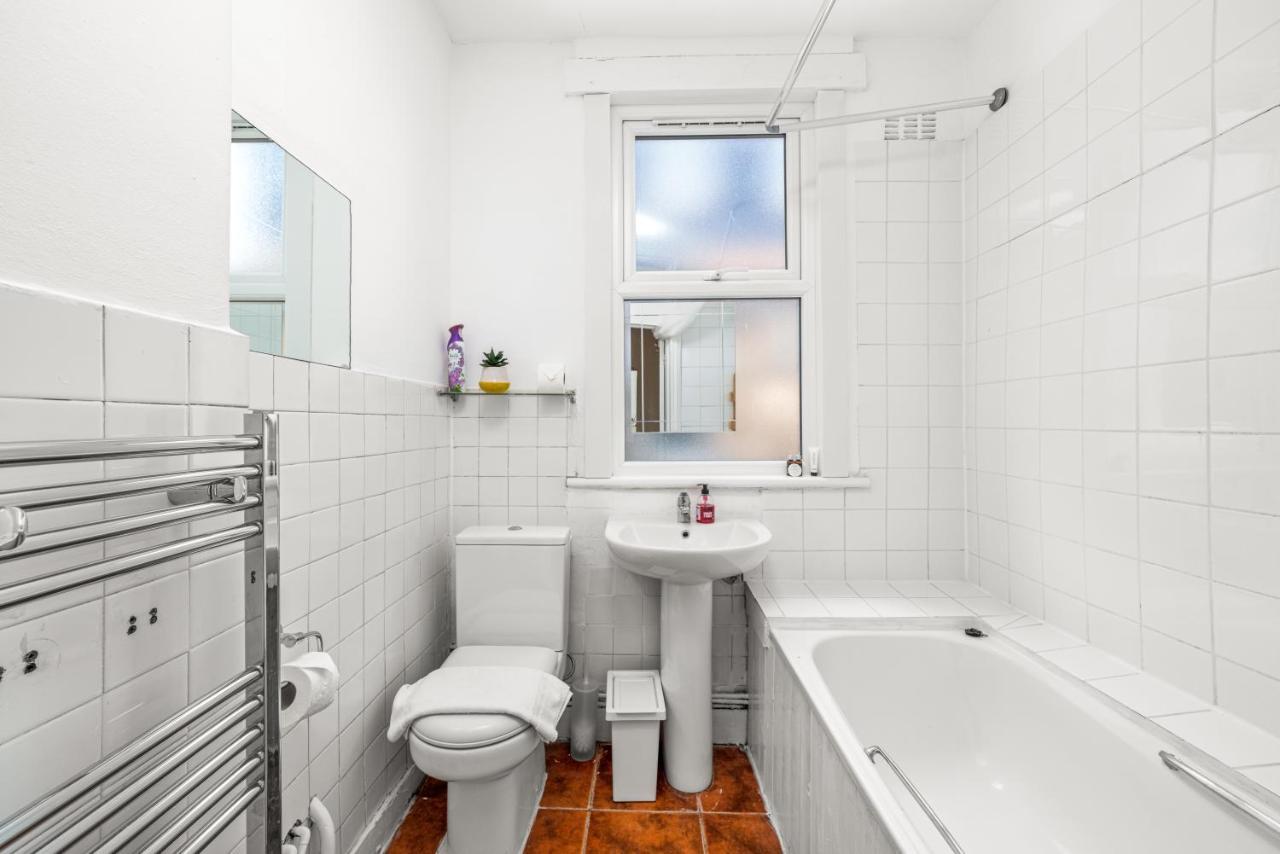 Homely 4-Bedroom Home With 2 Baths & Free Parking Londra Esterno foto