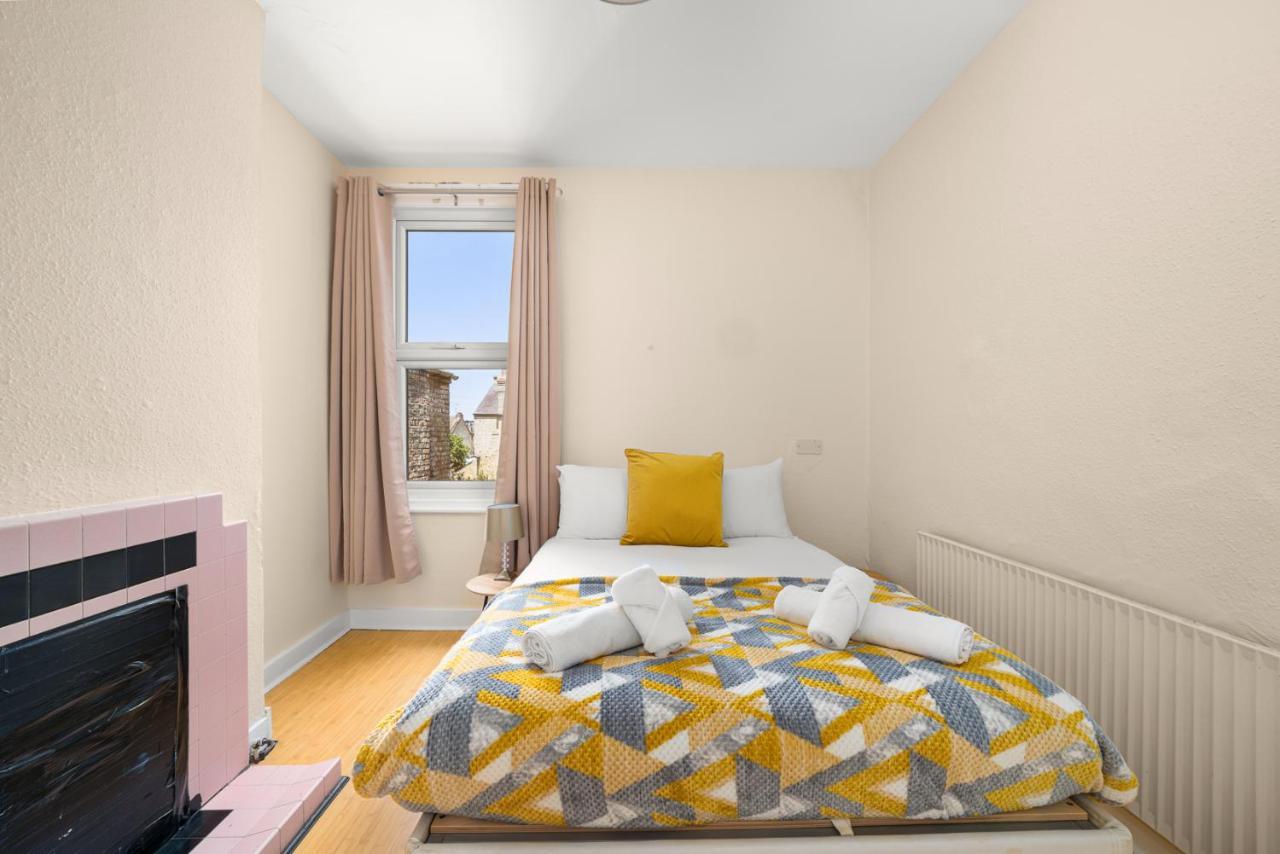 Homely 4-Bedroom Home With 2 Baths & Free Parking Londra Esterno foto