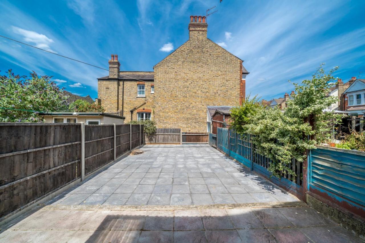 Homely 4-Bedroom Home With 2 Baths & Free Parking Londra Esterno foto