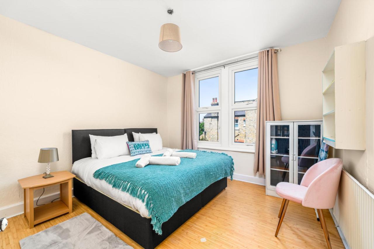 Homely 4-Bedroom Home With 2 Baths & Free Parking Londra Esterno foto